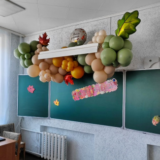 картинка Гирлянда из латексных шаров с фольгированными фигурами «День знаний» магазин Одежда+ являющийся официальным дистрибьютором в России 