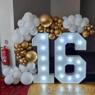 Праздничная композиция с большими светящими цифрами «16» и воздушными шарами