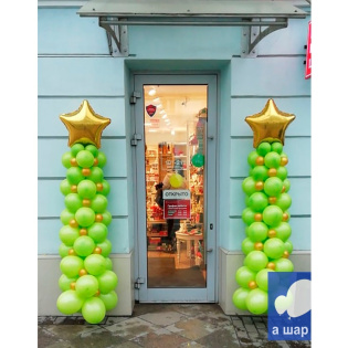 картинка Новогодний декор в виде елок из шаров магазин Одежда+ являющийся официальным дистрибьютором в России 