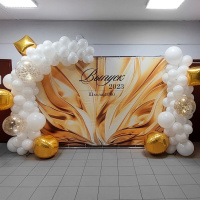 Фотозона на выпускной с баннером и воздушными шарами