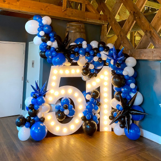 картинка Фотозона из шаров "51" магазин Одежда+ являющийся официальным дистрибьютором в России 