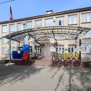 картинка Украшение школы шарами на последний звонок магазин Одежда+ являющийся официальным дистрибьютором в России 