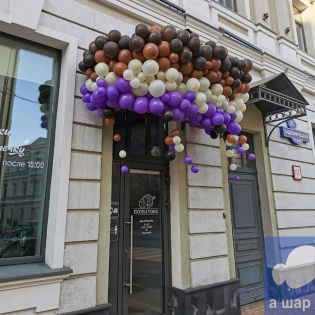 картинка Гирлянда из шаров на вход кафе магазин Одежда+ являющийся официальным дистрибьютором в России 
