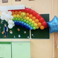 Украшение из шаров на выпускной Радуга и звезда