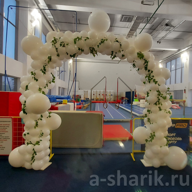 Воздушные шары "Белая арка из разнокалиберных шаров" - фото