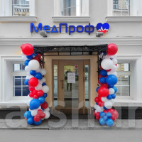 Разнокалиберная гирлянда из воздушных шаров для украшения входа
