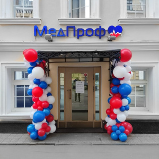 картинка Разнокалиберная гирлянда из воздушных шаров для украшения входа магазин Одежда+ являющийся официальным дистрибьютором в России 