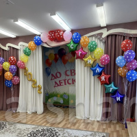 Яркое украшение шарами на выпускной в детском саду
