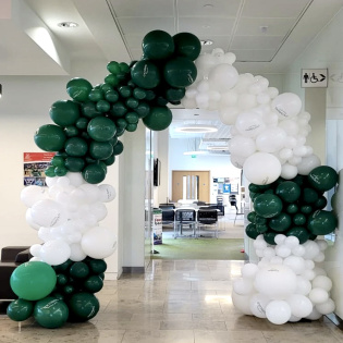 картинка Арка зелено-белая из воздушных шаров магазин Одежда+ являющийся официальным дистрибьютором в России 