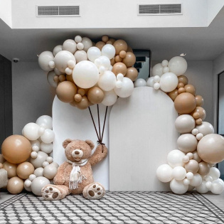 картинка Фотозона из светло-коричневых шаров "Для медвежонка" магазин Одежда+ являющийся официальным дистрибьютором в России 
