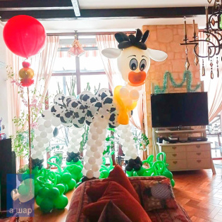 картинка Фигура из воздушных шаров "Корова" магазин Одежда+ являющийся официальным дистрибьютором в России 